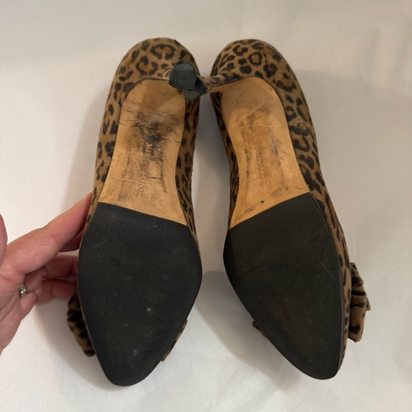 Manolo Blahnik Leopard print suede Bow heels - Picture 9 of 11